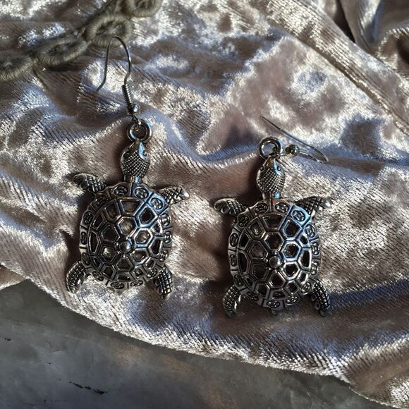 ADORABLE SILVER Plated Turtle Earrings! - Picture 8 of 16